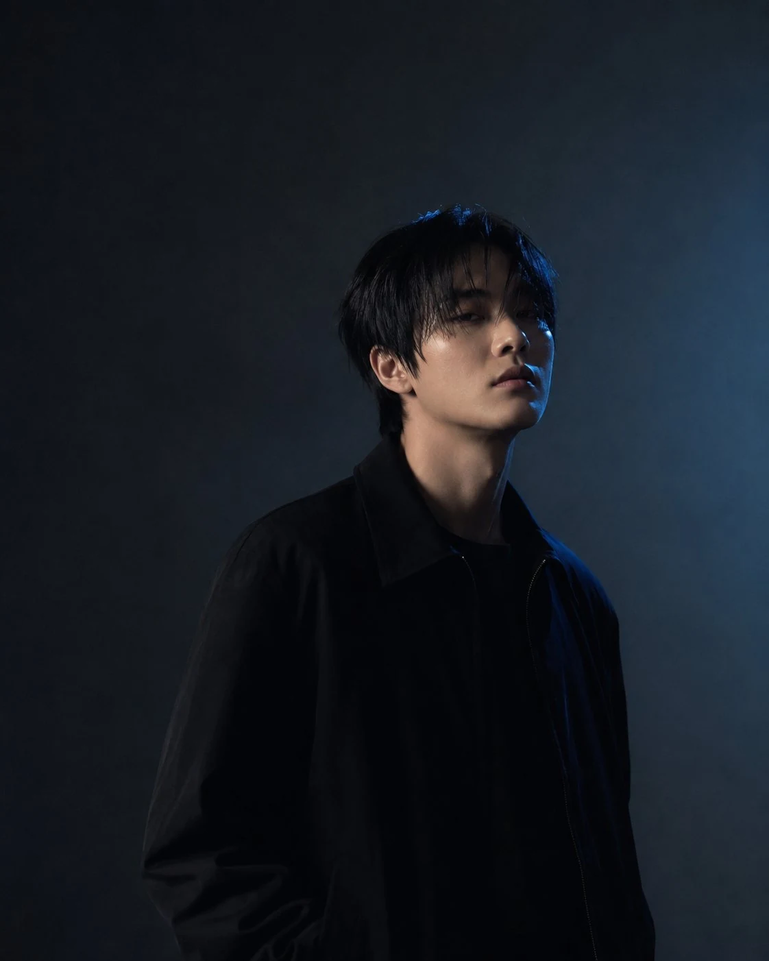 차가운 블루 조명 아래 서 있는 NOIR WAVE의 인물 사진