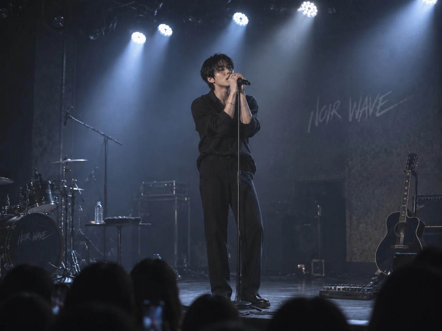 무대 중앙에서 라이브 퍼포먼스를 선보이는 NOIR WAVE의 전신 공연 사진